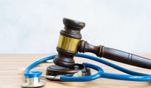خدمة أقل أو أكثر من الحاجة .. الطب والمحاماة مثالان