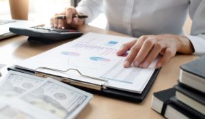 تأثير الدعم والرسوم والضرائب في الأسعار
